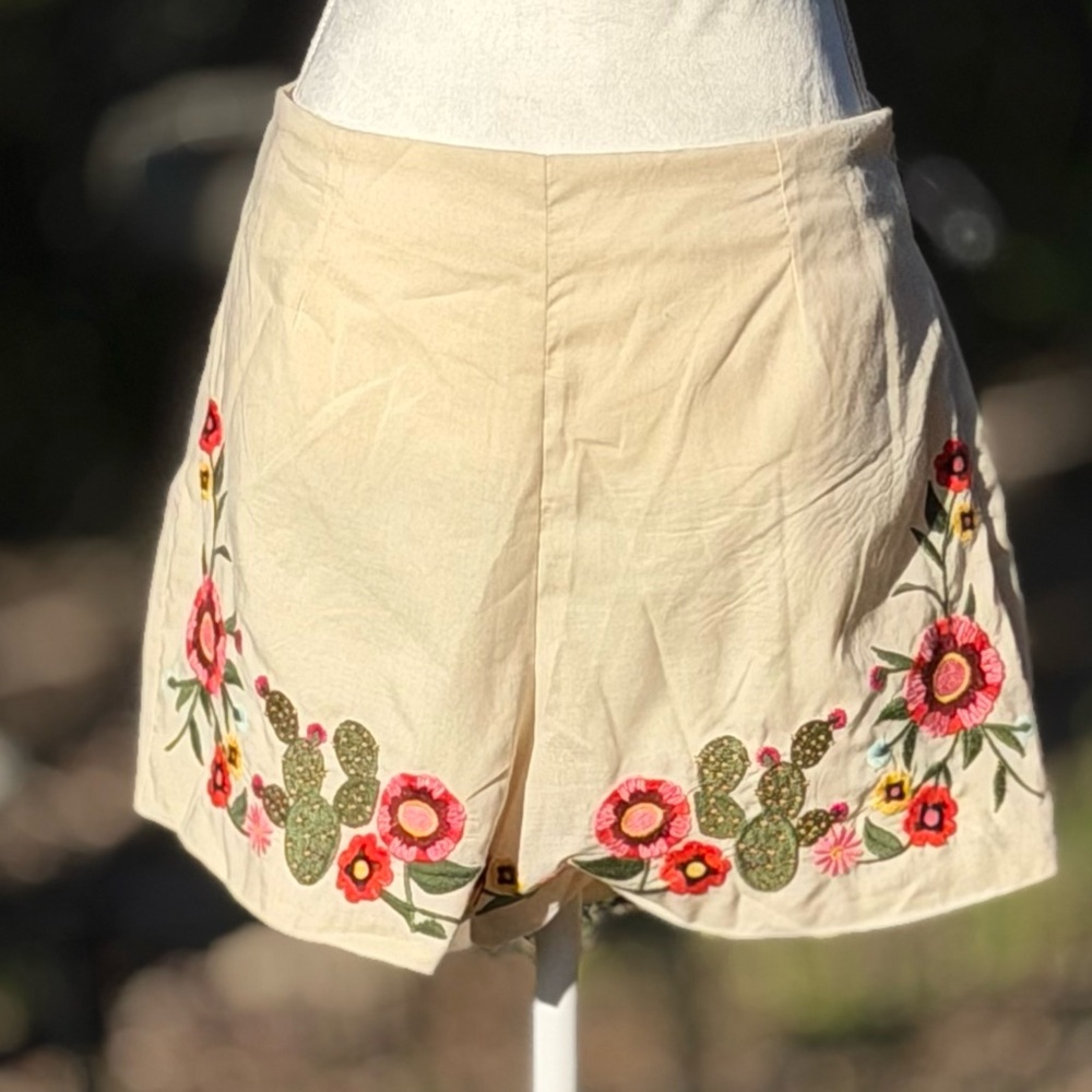 🦋 Gianni Bini Beige High-Waist Shorts with Floral & Cactus Embroidery